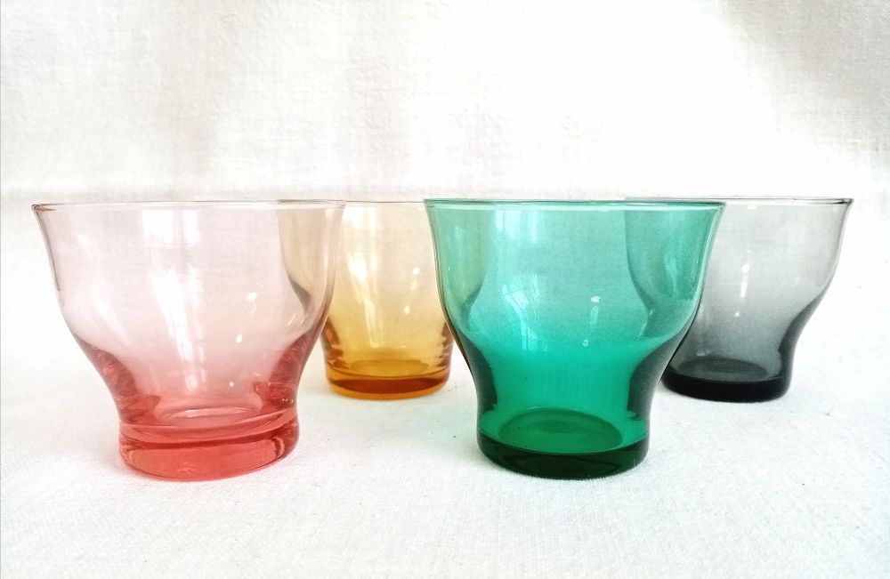 Ретро чашки от цветно стъкло