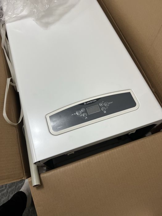 Продам газовый котел на запчасти Ariston