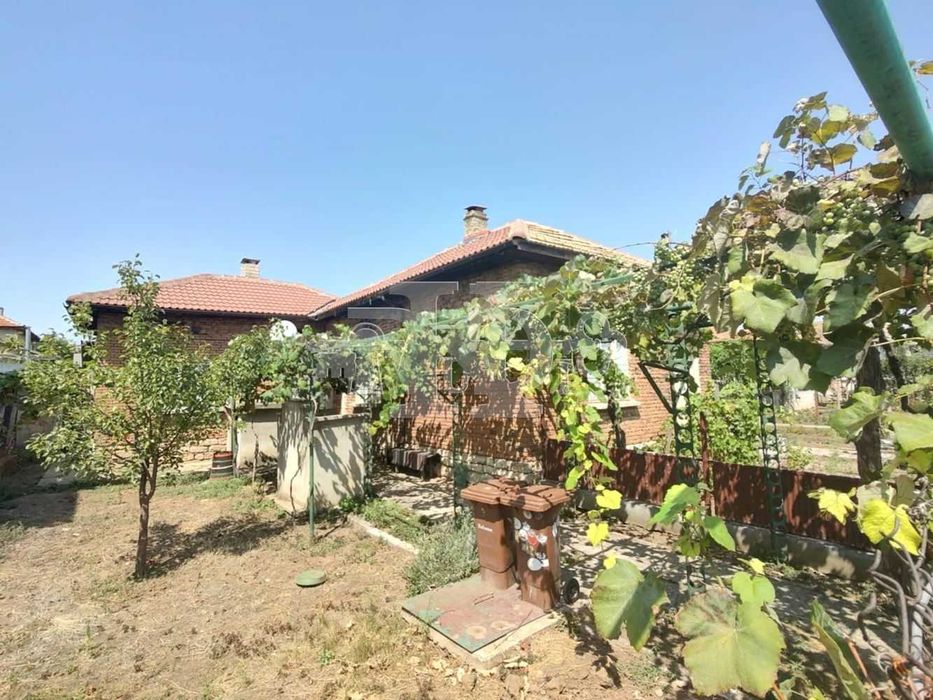 Генерал Тошево, къща близнак с двор, 29900евро