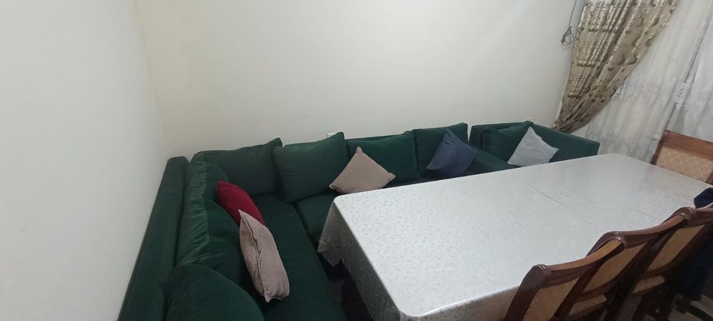 1 ta Kotta stol 12 kichkina stul va qoshimchasiga Divan yostiqchalari