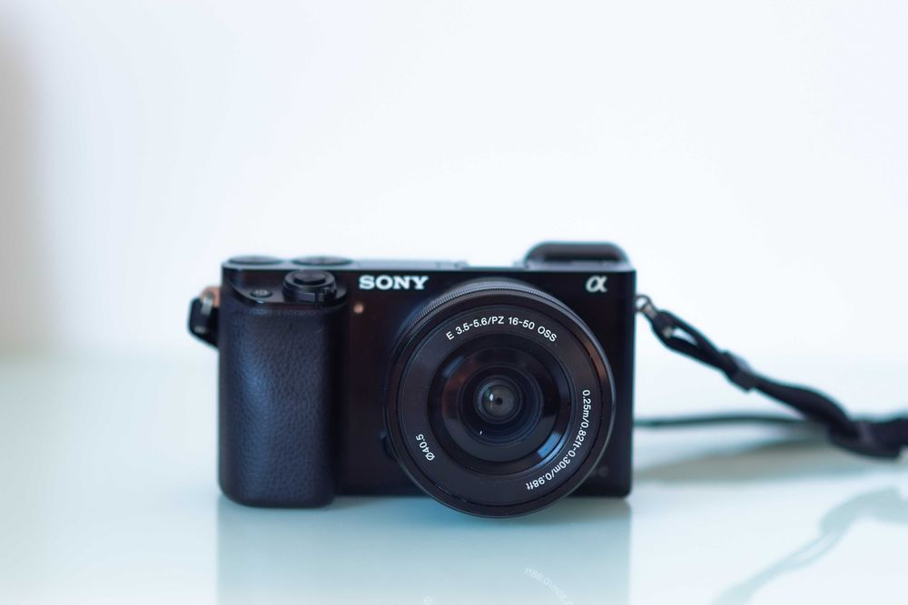 Vand/Schimb SONY a6000 kit  NOU 800 de cadre! + FullBOX cutie obiectiv