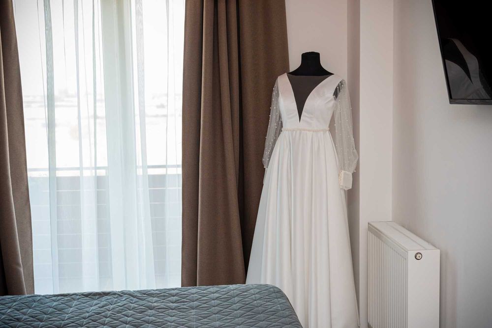 Rochie de mireasa-Atelier Marina Niscoveanu-super pret,purtat o seara!