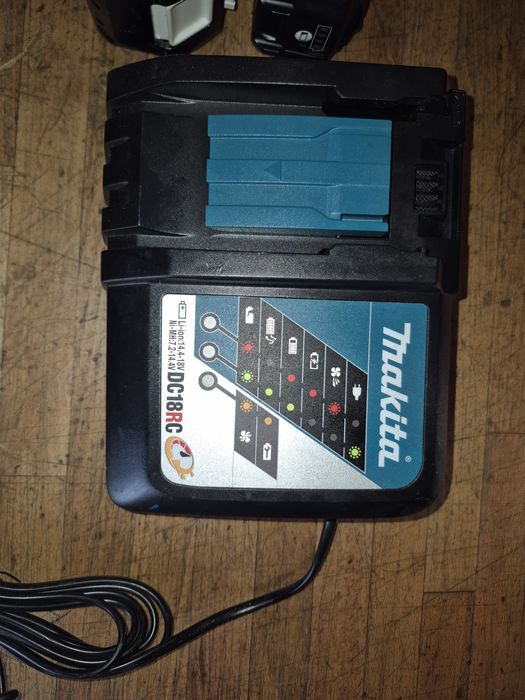 Acumulator baterie MAKITA 18v 3 4  5 ah si Incarcator MAKITA DC 18