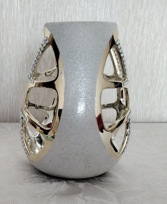 Продам вазу интерьерную