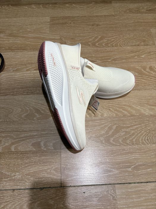 Кроссовки женские