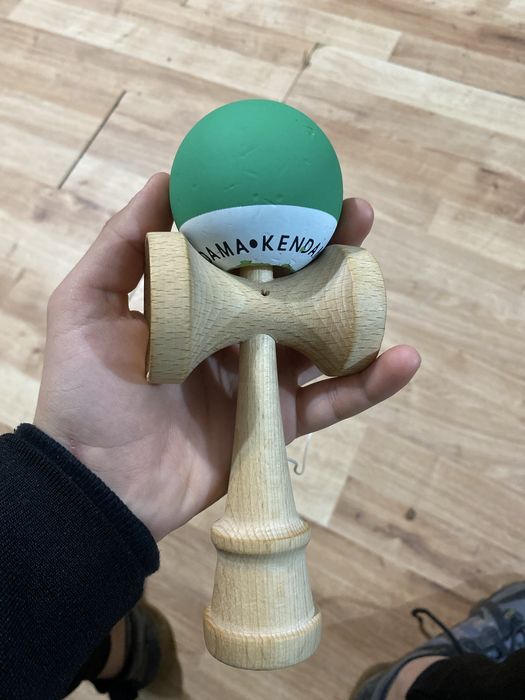 De vanvare o kendama mama jucat doar o zi cu e