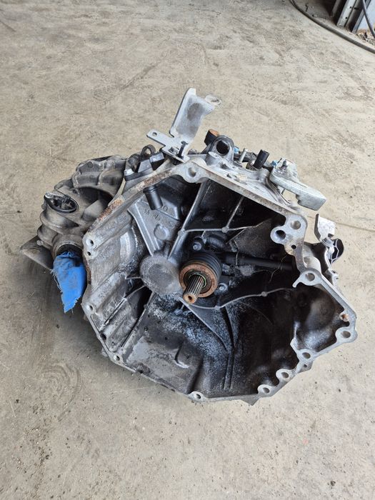 Cutie Viteze Nissan Qashqai 6 trepte manuală 4x2 doar tracțiune fata, nu e 4x4, motor 1.6 DCI an 2011 compatibila pt modele 2008 - 2013