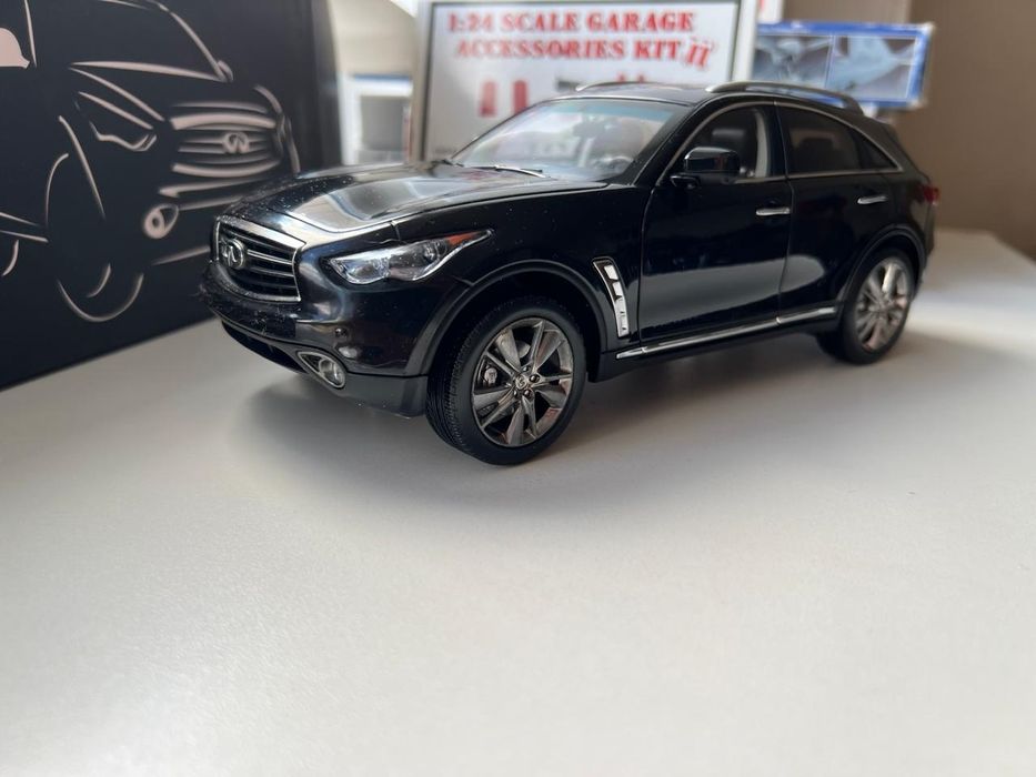 1:18 Infiniti FX50S, 2012 black.