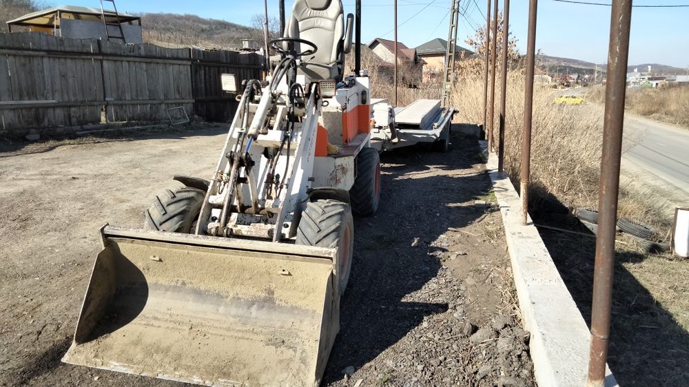 Închiriez mini încărcător frontal