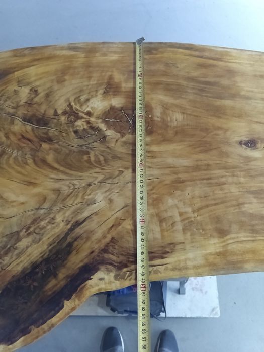 Ръчно изработена маса от три вида дърво