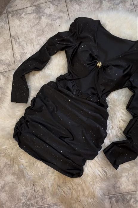 Къса черна рокля