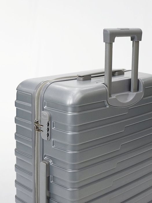 Средний пластиковый чемодан