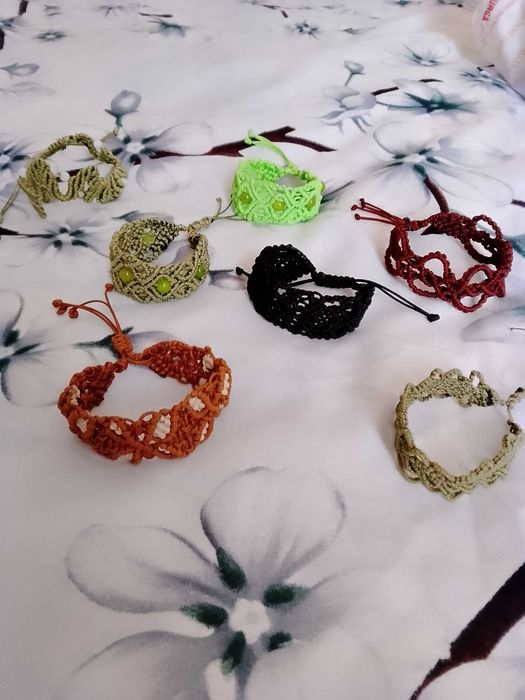 Гривни  изплетени с техника макраме 30 бр различни модели.