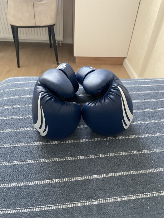 Продам для Тайквондо  перчатки 6 размер.