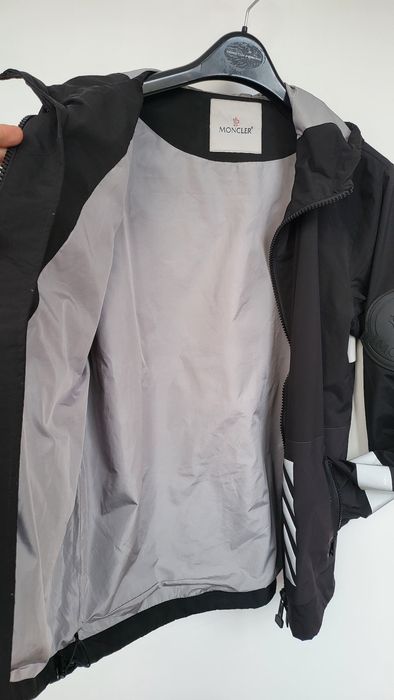 Geacă Moncler neagră cu glugă, model modern, stare foarte bună