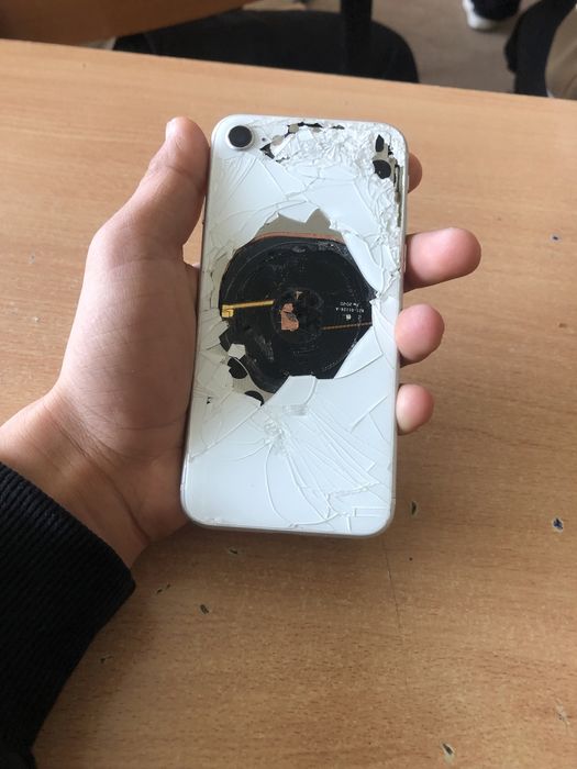продам.Айфон Se.