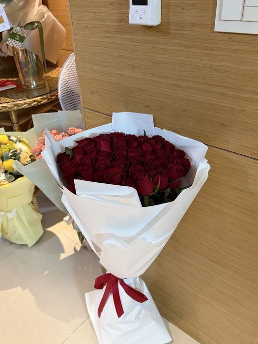 Розы красные 51 шт свежие метровые