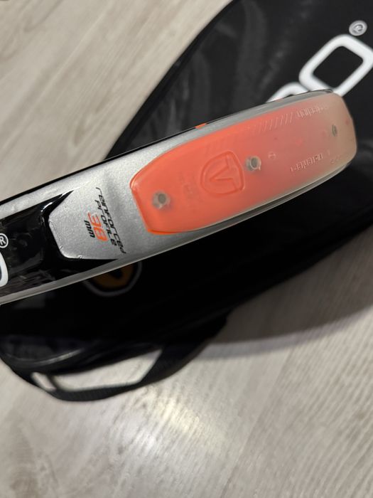 Падел ракета с подарък 3бр.бели топки