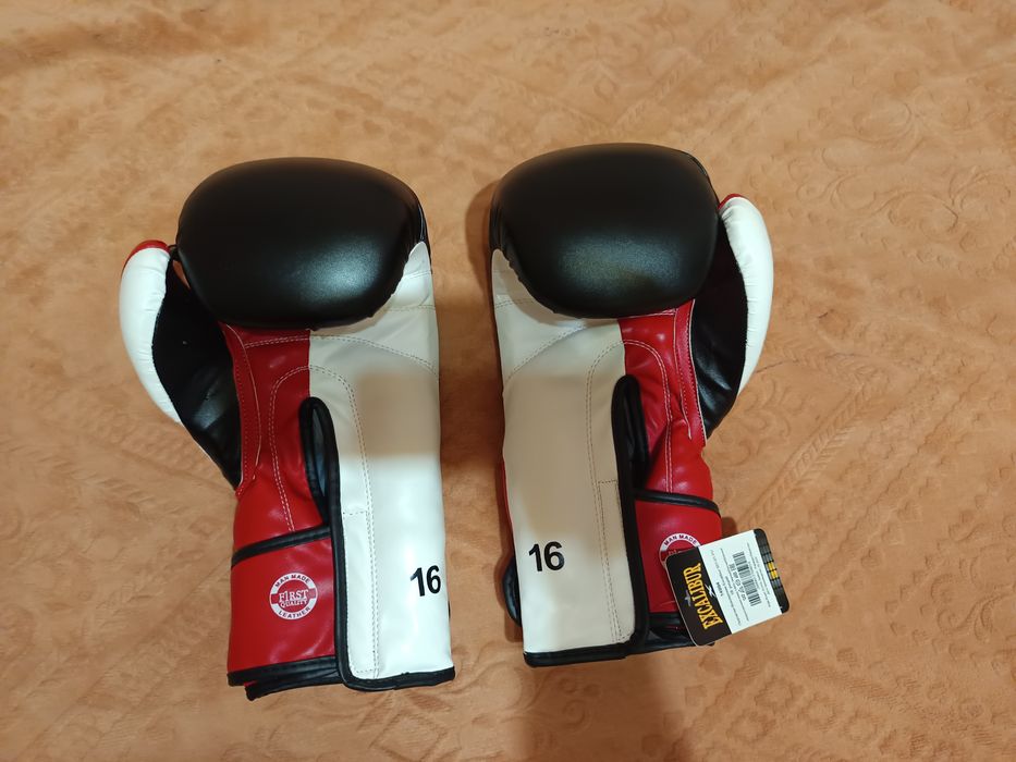 Боксерские перчатки 16 oz