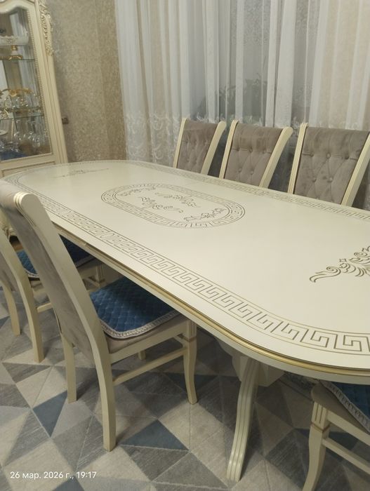 Стол со стульями для гостиной