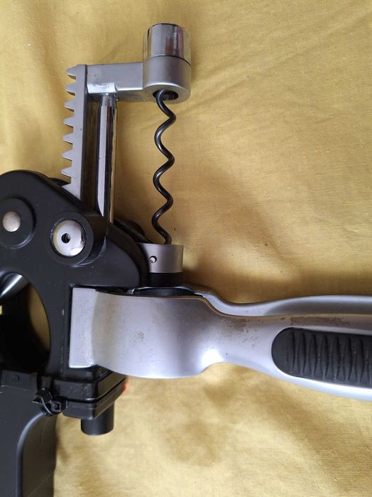 Tirbușon profesional cu pârghie (de tip lever corkscrew), folosit