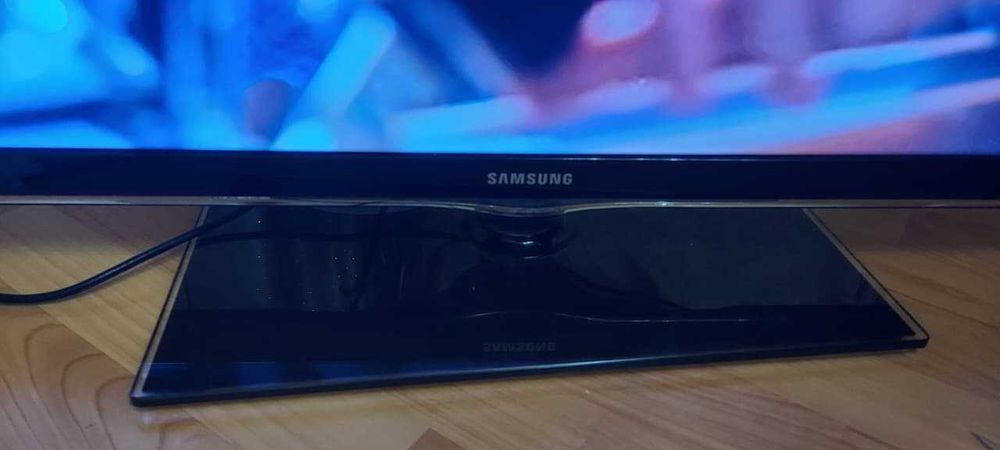 Продам телевизор Самсунг 102, 3D с подставкой