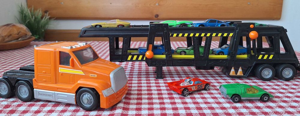 MATCHBOX камион автотранспортер - като нов