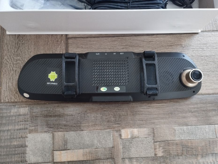 Видеорегистратор в зеркале заднего вида.