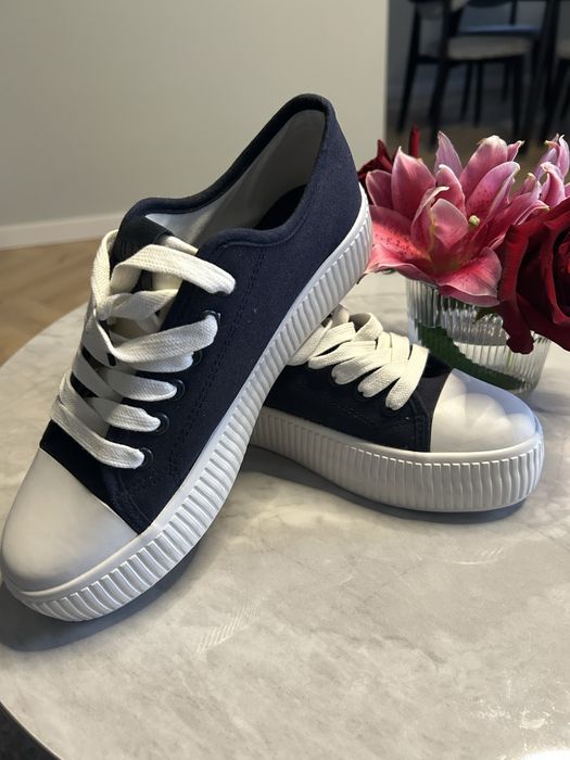 Чисто нови кецове GAP