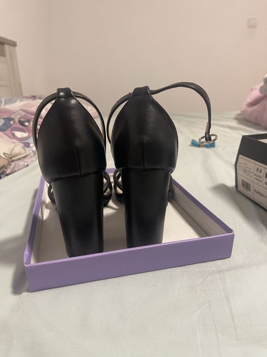 Сандали на висок ток