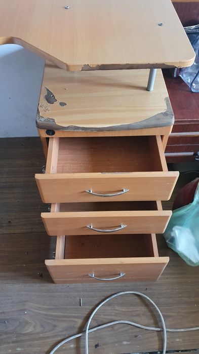 Продам компьютерный стол. СРОЧНО