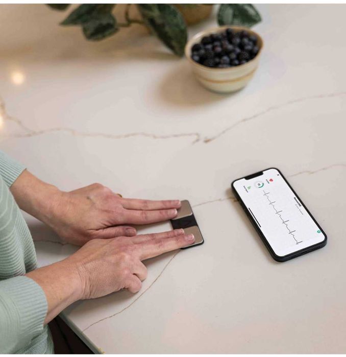 KardiaMobile ЕКГ монитор с 1 отвеждане открива AFib нередовни аритмии