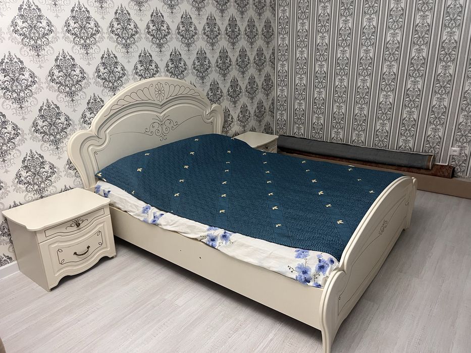 Кровать с двумя тумбами
