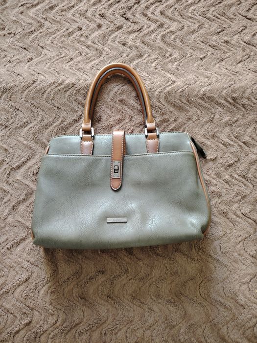 Отдам бесплатно женскую сумочку.