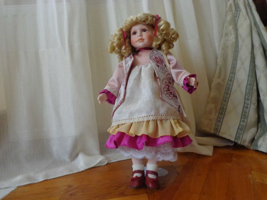 Papusa de colectie din portelan, H-50 cm