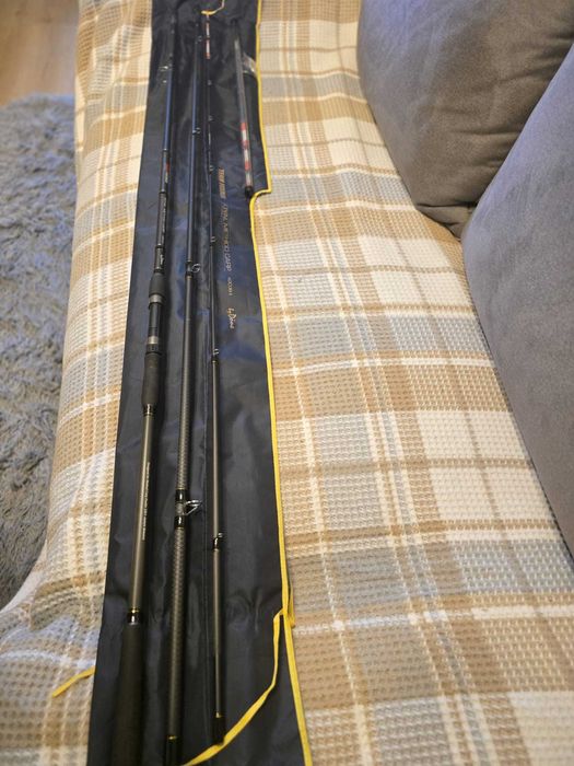 Vand 2 lansete feeder Team Feeder By Dome  in stare foarte buna folosi