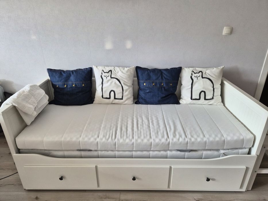 Кушетка Hemnes с три чекмеджета и два матрака