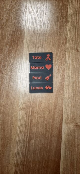 Plăcuțe personalizate cu nume - printate 3D, în relief, 2 culori