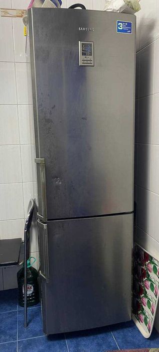 Холодильник Самсунг в рабочем состояние