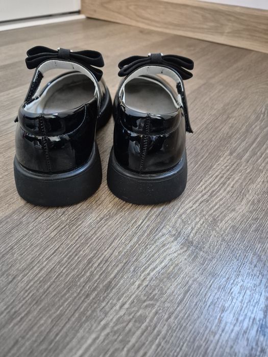 Pantofi negrii pentru  fete