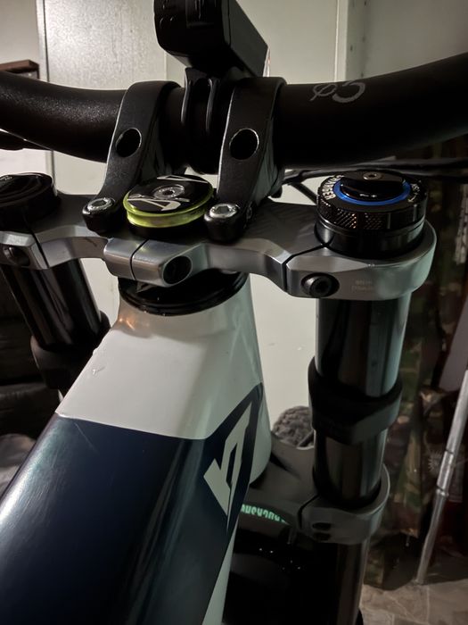 Bicicleta downhill YT TUES