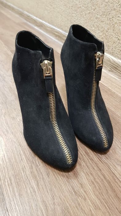 Черные замшевые ботильоны Zara