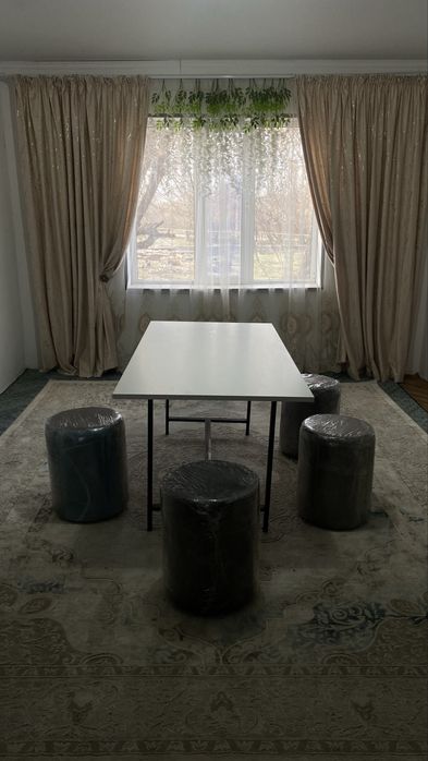 Стол с пуфйкамй