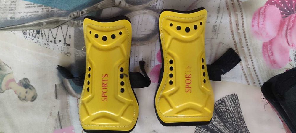 щитки футбольные