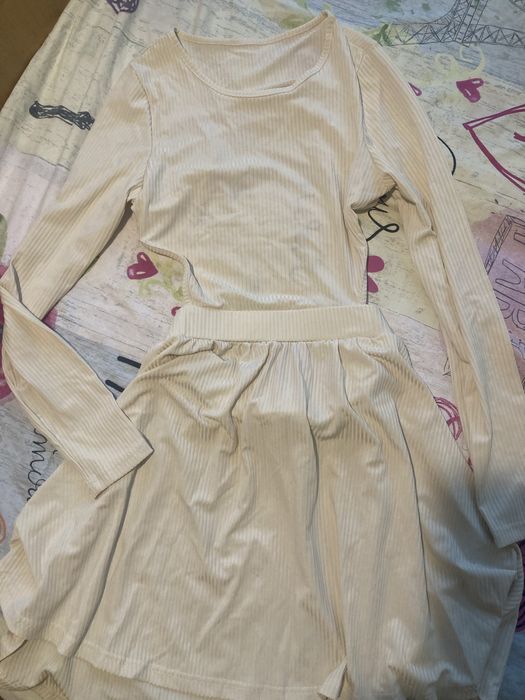 Рокля с гол гръб