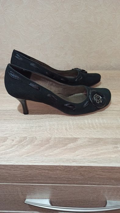 Продам туфли замшевые.