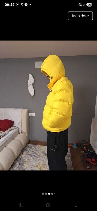 Geaca puffer Tommy  are defeect la maneci se vede in poza