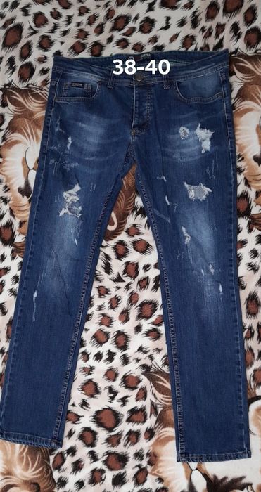 Vînd 4 perechi de blugi 42 /44 L și 1 perechie depantaloni