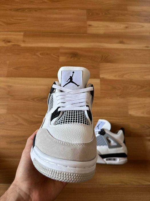 Sneakers Jordan4 cu eticheta (nu Nike, Gucci, Adidas, Balenciaga)