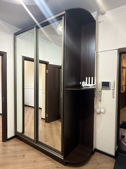 Шкаф купе для прихожей в хорошем состоянии